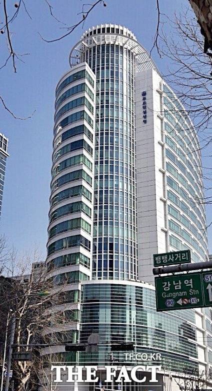 푸르덴셜생명 본입찰에 전략적투자자(SI)인 KB금융과 재무적투자자(FI)인 한앤컴퍼니, IMM 프라이빗에쿼티(PE) 등이 참여했다. 우리금융지주는 IMM PE에 인수금융을 대주는 형태로 참여한다. /더팩트DB