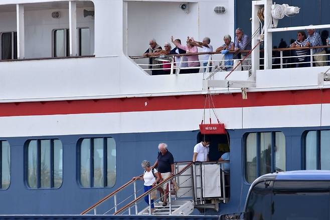 지난 18일 쿠바가 카리브해에서 코로나19 확진자가 발생한 영국 크루즈선의 긴급 기항을 허용하면서 승객들이 마리엘 항구에 내리고 있다. 마리엘/AFP 연합뉴스