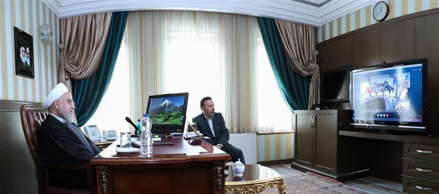 하산 로하니 이란 대통령이 15일(현지시간) 대통령 집무실에서 전국 병원장과 화상 회의를 하고 있다. 연합뉴스.