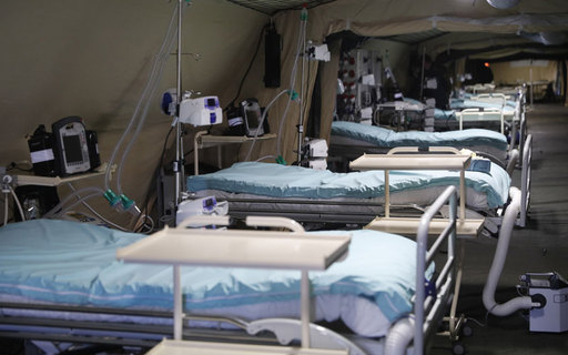 프랑스 동부 뮐루즈 지역에서 신종 코로나바이러스 감염증(코로나19) 환자를 수용하기 위해 설치된 야전병원 텐트 안에 병상들이 줄지어 있다. 뮐루즈 AP=연합뉴스