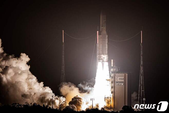 프랑스의 로켓 기지인 기아나우주센터에서 로켓이 발사되고 있다 © AFP=뉴스1