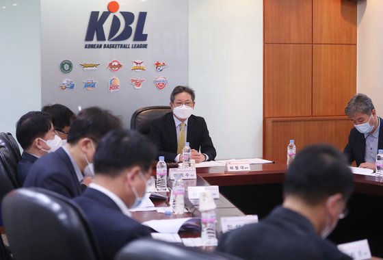 KBL 이정대 총재가 24일 KBL센터에서 열린 이사회를 주재하고 있다.   연합뉴스 제공