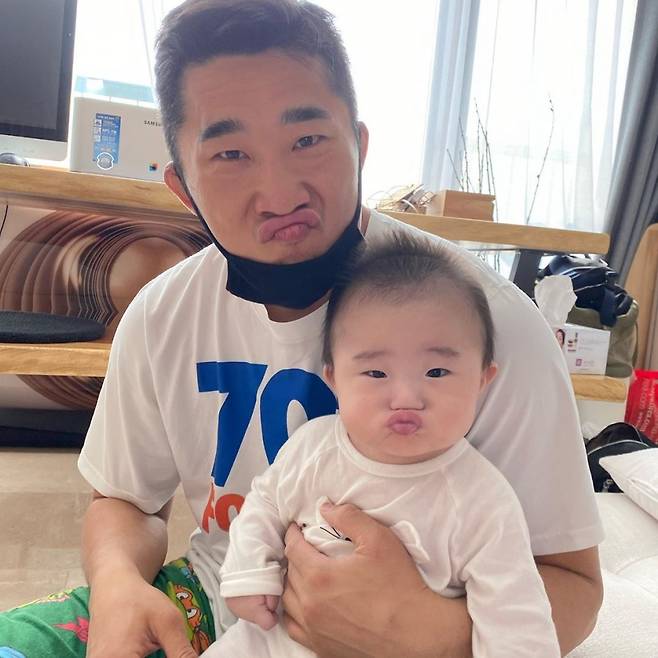 ▲ 김동현이 아들과 똑같은 표정을 지었다. 출처l 김동현 SNS