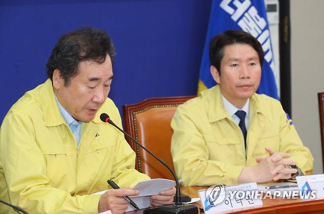 코로나19 대응 발언하는 이낙연 (서울=연합뉴스) 진성철 기자 = 더불어민주당 이낙연 코로나19국난극복위원장이 25일 국회에서 열린 제3차 코로나19대응 당정청회의에서 발언하고 있다. 오른쪽은 이인영 원내대표 및 코로나19국난극복위원회 총괄본부장. 2020.3.25 zjin@yna.co.kr