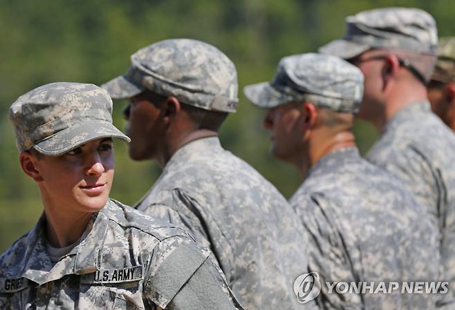 미 육군의 엘리트 경보병 훈련 과정인 레인저스쿨 수료식 참여자들 모습 [AP=연합뉴스 자료사진]