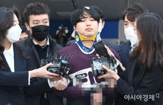 인터넷 메신저 텔레그램에서 미성년자 등 수십 명의 여성을 협박, 촬영을 강요해 만든 음란물을 유포한 '박사방' 운영자 조주빈씨가 25일 오전 서울 종로경찰서에서 검찰로 송치되기 위해 나오고 있다. /문호남 기자 munonam@