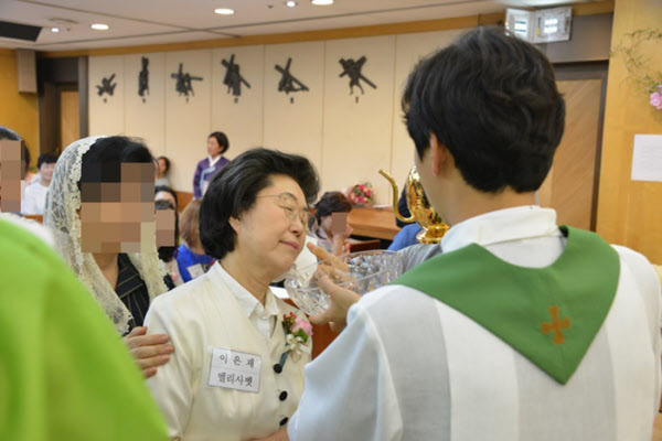 이은재 의원이 2019년 7월 13일 서울 도곡동성당에서 '엘리사벳'이라는 이름으로 천주교 세례를 받고 있다./서울 도곡동성당