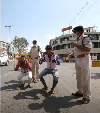 인도 경찰이 외출 금지를 어긴 주민들에게 스쿼트 등 운동 벌칙을 시키고 있다. ｜가디언 유튜브 갈무리
