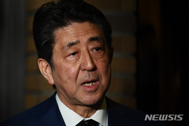 [도쿄=AP/뉴시스]아베 신조 일본 총리가 지난 24일 총리 관저 앞에서 기자들에게 발언하고 있다. 2020.03.25.