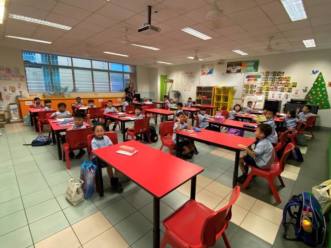 책상 양 옆으로 떨어져 앉아 수업을 받는 싱가포르 초등학생들 [옹 예 쿵 교육부장관 페이스북 캡처. 재판매 및 DB 금지]