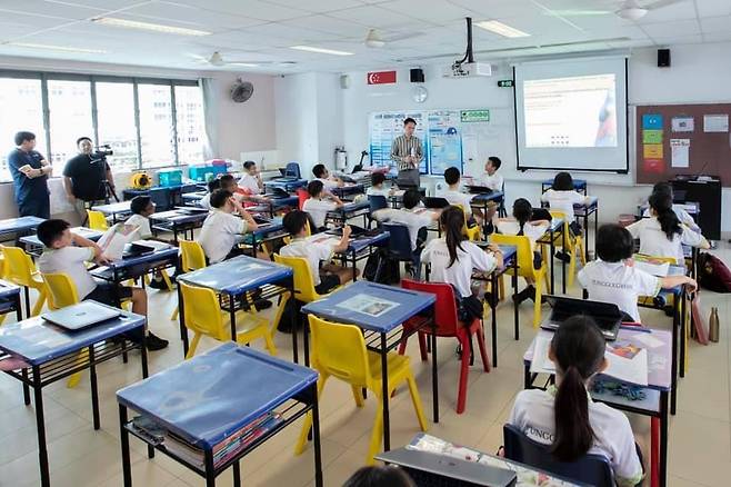 '시험 대형'으로 앉아 수업을 받는 싱가포르 한 초등학교 학생들 [옹 예 쿵 교육부장관 페이스북 캡처. 재판매 및 DB 금지]