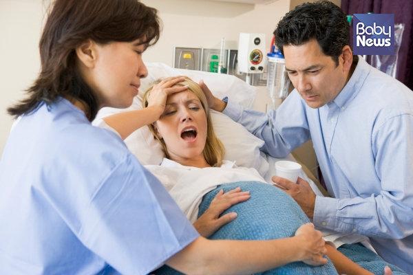 진통이 5분 간격이라면 1분 동안 지속되는지, 또 그런 상태로 1시간 이상 유지되는지 본 후에 병원으로 출발해도 된다 ⓒ베이비뉴스