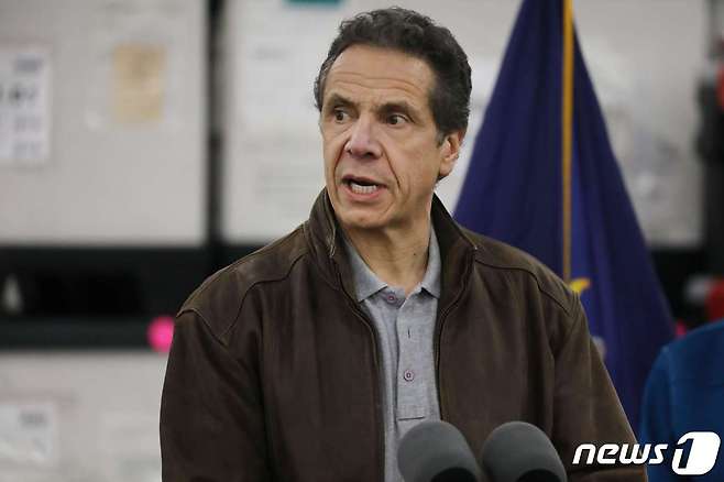 앤드루 쿠오모 뉴욕 주지사가 23일(현지시간) 폭증하는 코로나19에 대응하기 위해 병원으로 바꿀 자비츠 컨벤션 센터에서 취재진과 주방위군을 상대로 연설을 하고 있다. © AFP=뉴스1 © News1 우동명 기자