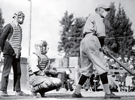 1918년 스페인독감이 창궐할 당시 미국 마이너리그의 경기 장면. 선수와 심판, 관중까지 마스크를 쓰고 있다.
