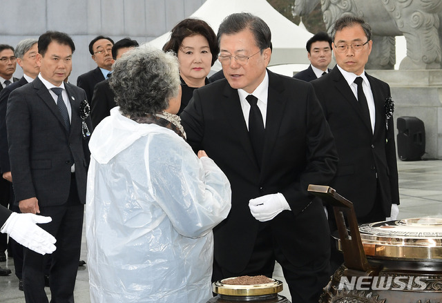 [대전=뉴시스]배훈식 기자 = 문재인 대통령이 27일 국립대전현충원에서 열린 서해수호의 날 기념식에 참석해 분향하는 가운데 한 유가족이 대통령에게 질문을 하고 있다. 2020.03.27. dahora83@newsis.com