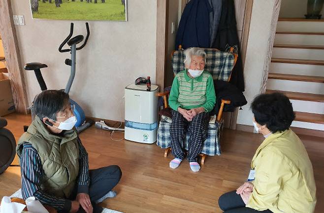 국내 최고령 코로나19 완치 할머니가 주민과 대화하고 있다. (사진=청도군 제공)