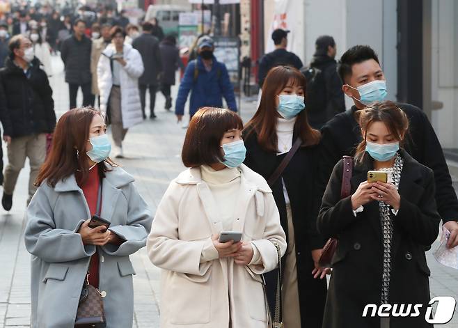 서울 중구 명동거리에서 마스크를 쓴 외국인 관광객들이 이동하고 있다.© News1 송원영 기자