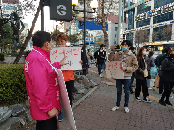 지난 27일 오후 6시30분쯤 서울 지하철 4호선 범계역 부근에서  20대 남성들이 경기 안양 동안을에 출마한 미래통합당 심재철(왼쪽) 의원의 선거운동을 방해하고 있다. 이들은 '적폐세력 청산' '친일세력 청산'이라고 적힌 피켓을 미리 준비했던 것으로 나타났다./미래통합당 제공