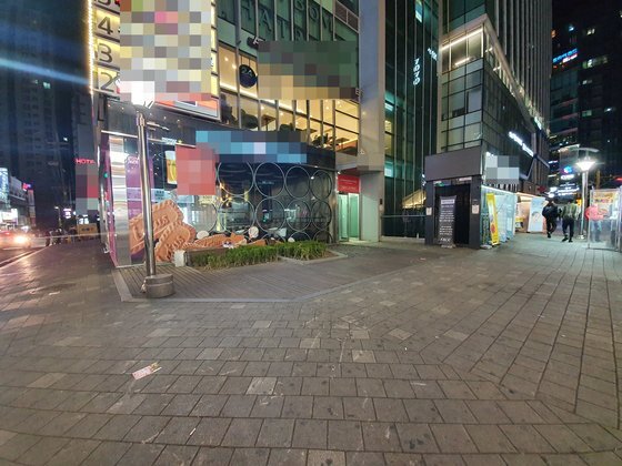 27일 밤 서울 강남구의 한 클럽 앞. 일시 영업 중단으로 한산하다. 이가람 기자