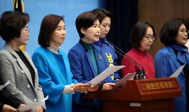 23일 오전 여의도 국회 소통관 기자회견장에서 더불어민주당 백혜련 전국여성위원장(왼쪽 세번째)과 여성 의원들이 N번방 재발금지 3법 통과 및 해당자 강력처벌 촉구 기자회견을 하고 있다. (사진=연합뉴스)