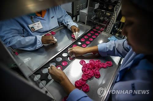 말레이시아의 세계 최대 콘돔업체 카렉스 [EPA=연합뉴스]