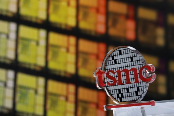 FILE PHOTO: A logo of Taiwan Semiconductor Manufacturing Co (TSMC) is seen at its headquarters in Hsinchu, Taiwan August 31, 2018. REUTERS/Tyrone Siu/File Photo /REUTERS/뉴스1 /사진=