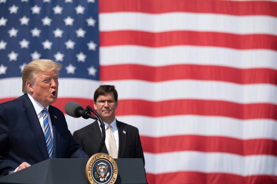 도널드 트럼프 미국 대통령이 28일 마크 에스퍼 국방장관과 함께 버지니아주 노포코 해군기지에서 출항하는 병원선 컴포트 호 앞에서 연설하고 있다. 그는 이날