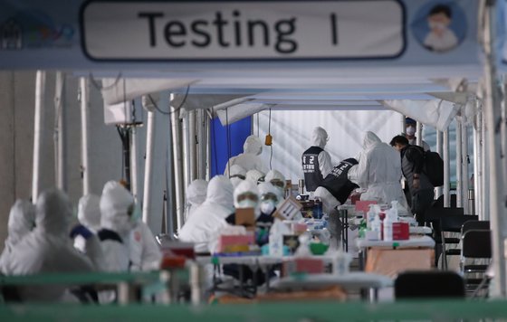 29일 오후 인천국제공항 2터미널에 마련된 선별진료소에서 유럽발 항공편 입국자가 신종 코로나 바이러스 감염증(코로나19) 검사를 받고 있다.  [연합뉴스]