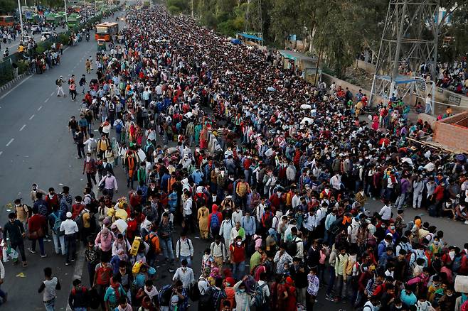 28일(현지시간) 인도 우타르프라데시주 가지아바드의 버스 터미널에 고향으로 돌아가려는 인도 노동자 수만명이 모여 버스를 기다리고 있다. 로이터연합뉴스