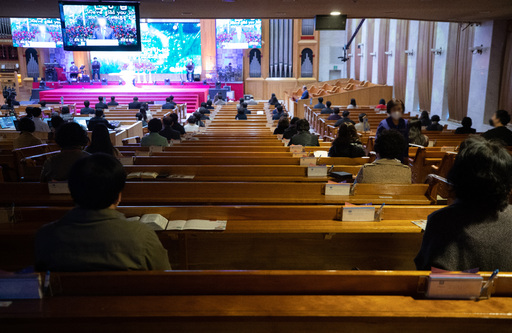 주일인 지난 22일 오전 서울시내 한 교회에서 신도들이 간격을 벌리고 앉아 예배를 하고 있다. 이는 서울시 등 당국이 권고한 방역지침 중 하나다. 뉴스1