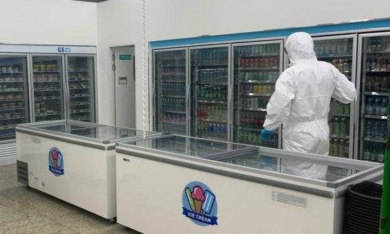 오후 제주 여행 후 서울 강남구 보건소에서 신종 코로나바이러스 감염증(코로나19) 확진 판정을 받은 미국 유학생 A씨(19·여)가 묵은 제주시 회천동 한화리조트에서 방역 작업이 지난 25일 이뤄지고 있다. (제주한화리조트 제공)2020.3.26/뉴스1