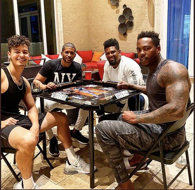 ▲ 아롤디스 채프먼(오른쪽)이 격리 생활 근황을 공개했다. 미국 매체들은 채프먼 팔근육에 주목했다. ⓒ 채프먼 SNS 캡처