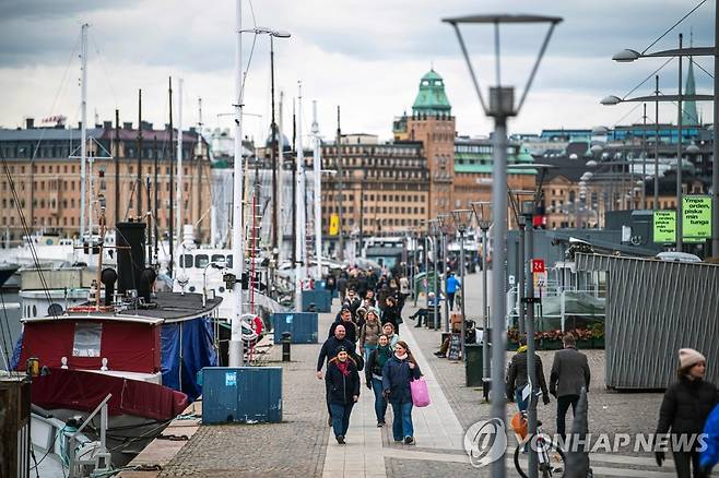 코로나19에도 28일(현지시간) 스톡홀름 거리에는 사람들이 평소처럼 다닌다. [AFP=연합뉴스]