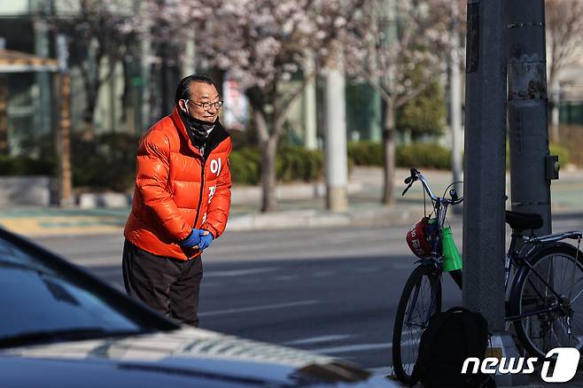 4·15 총선 서울 영등포구을에 출사표를 던진 이정현 무소속 후보가 30일 오전 서울 영등포구 대림3동 사거리에서 출근 인사를 하고 있다. 2020.3.30/뉴스1 © News1 이승배 기자