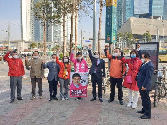 김성동 미래통합당 후보가 3월 31일 합정역 출근길 인사를 펼치며 지지자들과 주먹을 들어보이고 있다. 사진=김민기 기자