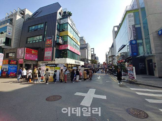 3월 28일 대학로 일대는 마스크를 낀 수많은 사람들이 공연장이 있는 건물을 둘러싸고 길게 줄을 섰다