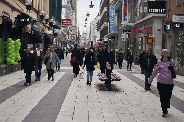 스웨덴 스톡홀름에서 마스크를 착용하지 않은 시민들이 상점가를 지나고 있다(자료사진). ⓒ뉴시스
