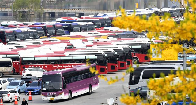 1일 코로나19 영향으로 운행이 중단된 관광버스 500여대가 서울 송파구 탄천 주차장에 빼곡하다. 왕태석 선임기자