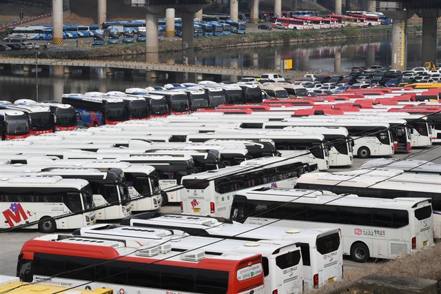 1일 코로나19 영향으로 파산위기에 몰린 관광버스 500여대가 서울 송파구 탄천 주차장에 세워져 있다. 왕태석 선임기자