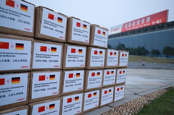 지난 14일 중국 후난성 장사의 산업단지에 코로나19 확산으로 고통을 겪는 독일에 보낼 구호물자가 쌓여 있다. [신화=연합뉴스]