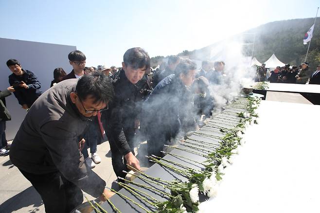 지난해 제주4·3평화공원에서 열린 4·3 희생자 추념식에서 제주도민과 유족들이 헌화하고 있다. 제주도 제공