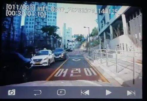 보배드림에 올라온 3월28일 어린이보호구역 자전거 무단횡단 어린이 교통사고 블랙박스영상캡쳐. 차량이 어린이보호구역에 들어서 진행하고 있다./영상=보배드림 교통사고 게시판