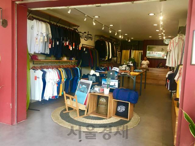 발리 우붓 어딘가의 데우스 매장.