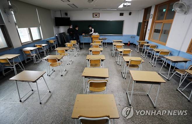 '텅 빈 교실에서' (광주=연합뉴스) 박철홍 기자 = 1일 오전 광주 북구 서강고등학교에서 오는 9일부터 단계적으로 시작하는 초중고 온라인 개학에 대비해 교사가 온라인 시범 수업을 준비하고 있다. 2020.4.1
