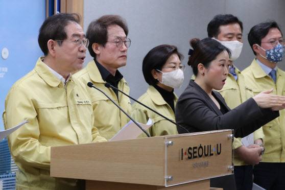 박원순 서울시장이 2일 오전 서울시청 브리핑룸에서 코로나19 대응 관련 ‘서울시 재난긴급생활비와 정부의 긴급재난지원금 방안’에 대해 설명하고 있다.(연합뉴스 제공)