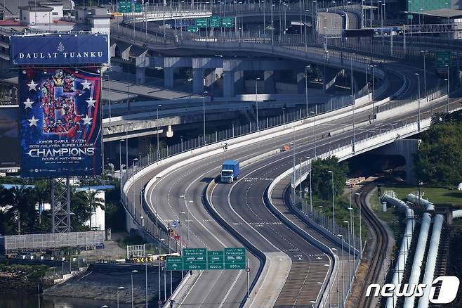 1일(현지시간) 말레이시아와 싱가포르를 연결하는 도로가 차량 통행이 뜸한 모습이 보인다. © AFP=뉴스1 © News1 우동명 기자