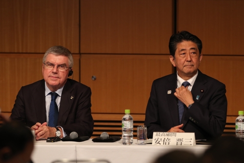 아베 신조(오른쪽) 일본 총리와 토마스 바흐 국제올림픽위원회(IOC) 위원장이 올림픽 개막을 1년 앞둔 지난해 7월 24일 도쿄 국제포럼센터 회담장에 나란히 앉아 있다. 신화뉴시스