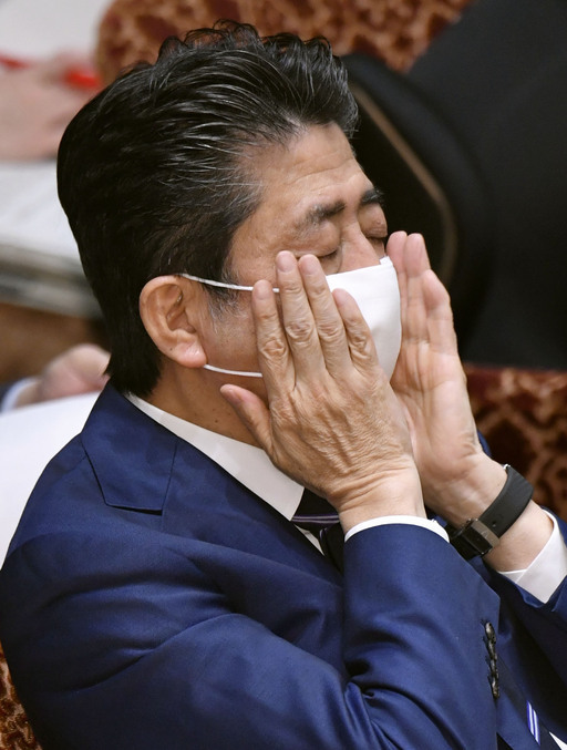 아베 신조 일본 총리가 1일 참의원(상원)에서 생각에 잠김채 마스크를 고쳐 쓰고 있다. 도쿄=교도연합뉴스