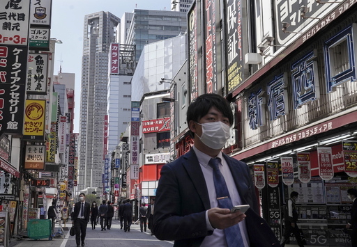 일본 도쿄도청 근처의 신주쿠 번화가에서 2일 한 시민이 마스크를 쓰고 걸어가고 있다. 도쿄=EPA연합뉴스