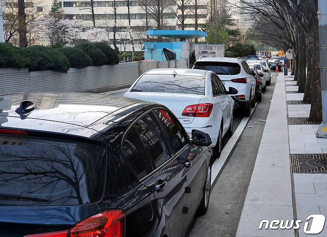 4일 오후 여의도 한강공원 인근 한 골목길에 불법주차된 차들이 줄지어 서있다. © 뉴스1